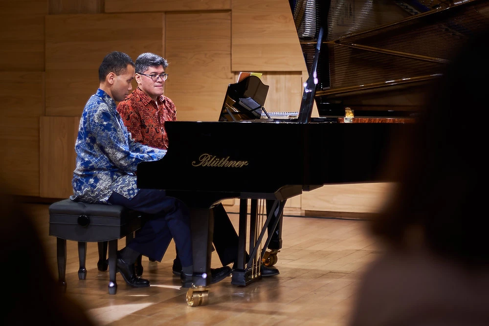 Keselarasan dalam Pertunjukan Piano Empat Tangan Aryo & Harimada