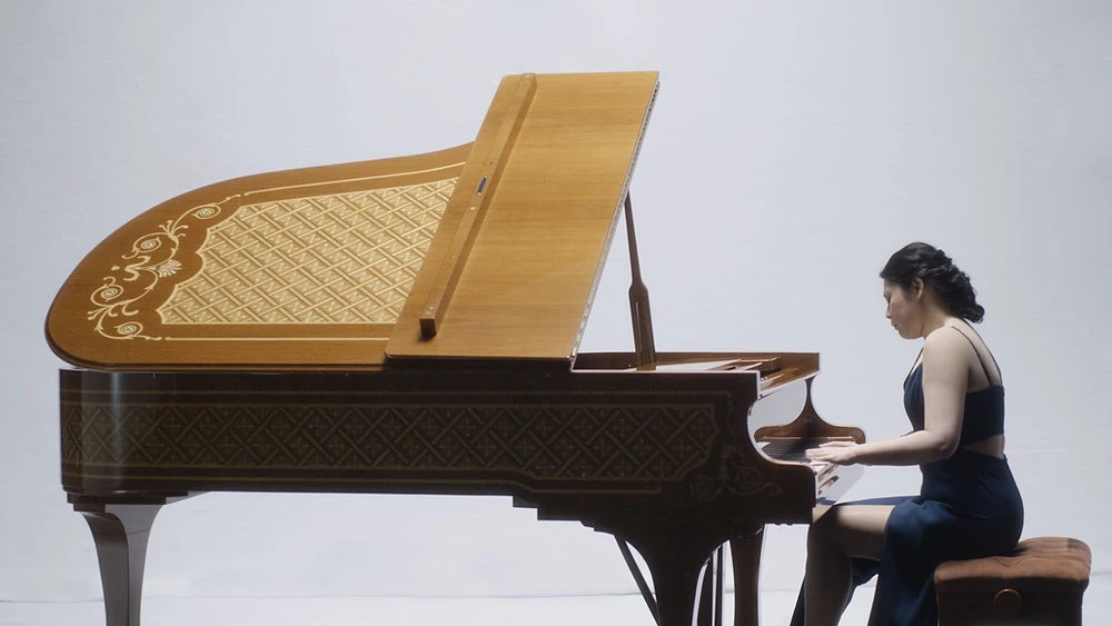 Penuh Pesona, Pianis Edith Widayani Mengalunkan Kisah Cinta Abadi Noah dan Allie