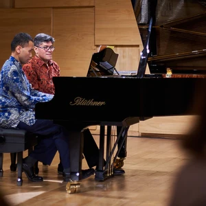 Keselarasan dalam Pertunjukan Piano Empat Tangan Aryo & Harimada