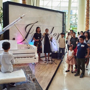 100 Murid dan Guru Sekolah Musik Jajal Piano Irmler Terbaru, Bagaimana Kesan Pertamanya?