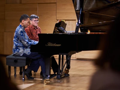 Keselarasan dalam Pertunjukan Piano Empat Tangan Aryo & Harimada