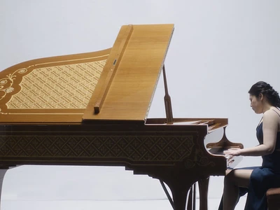 Penuh Pesona, Pianis Edith Widayani Mengalunkan Kisah Cinta Abadi Noah dan Allie