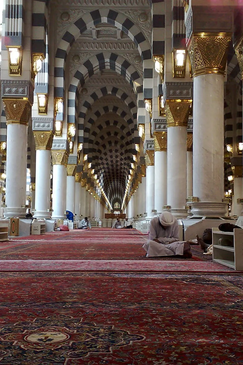 Ibadah di Masjid Jadi Lebih Sejuk Berkat Marmer