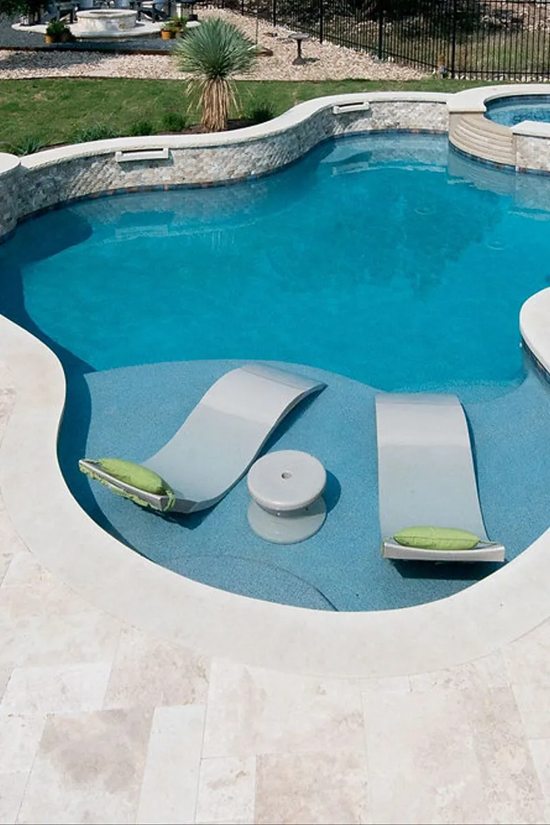 Inspirasi Desain Kolam Renang Mewah, Salah Satunya Pakai Travertine!