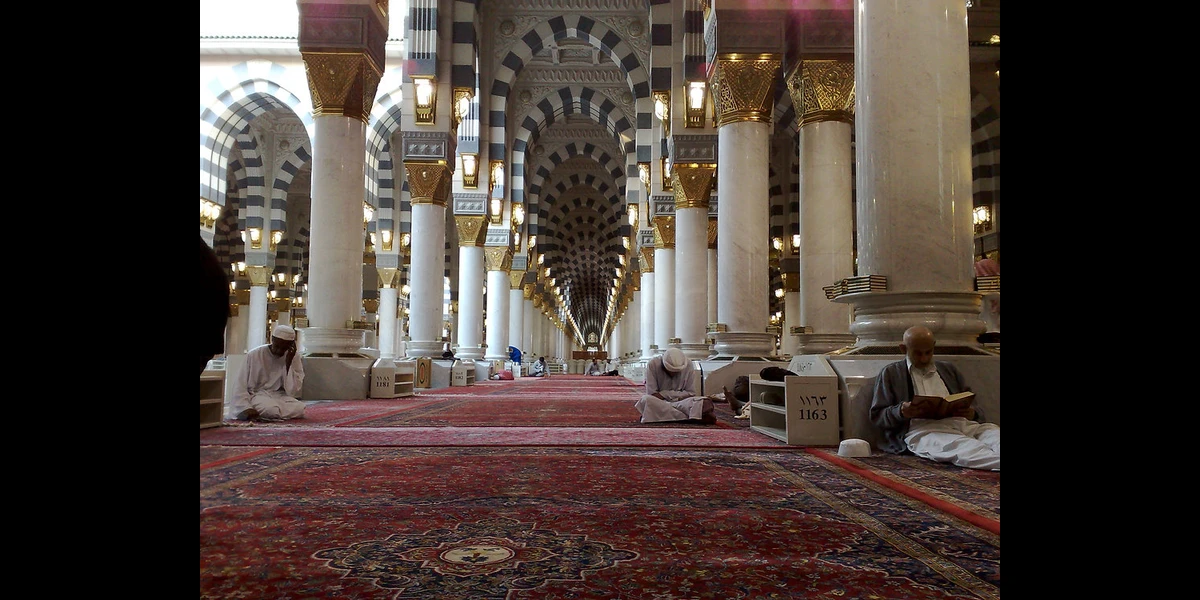 Ibadah di Masjid Jadi Lebih Sejuk Berkat Marmer