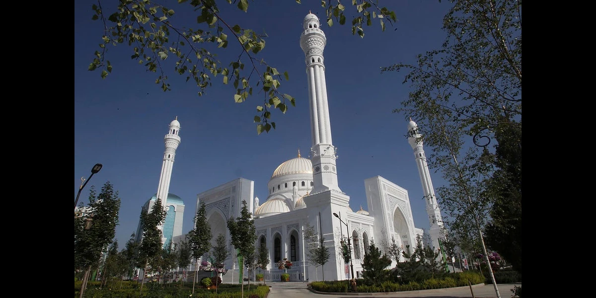 Gordost Musulman, Masjid Terbesar di Eropa yang Berlapis Marmer Putih