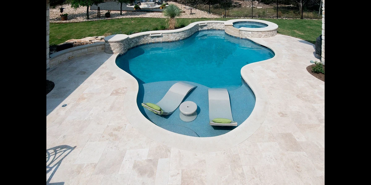 Inspirasi Desain Kolam Renang Mewah, Salah Satunya Pakai Travertine!