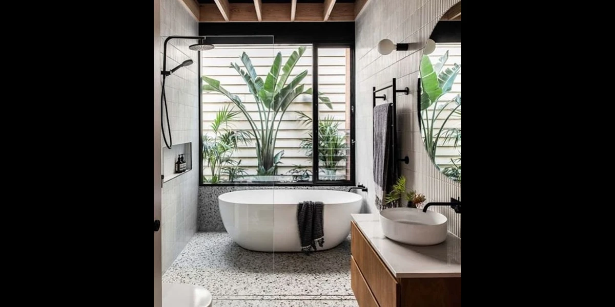 Batu Alam Menyempurnakan Interior Kamar Mandi Bernuansa Tropis