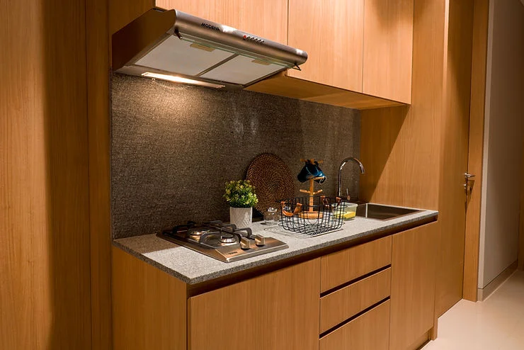 Menggunakan granit untuk meja dapur menawarkan kekuatan dan gaya elegan.