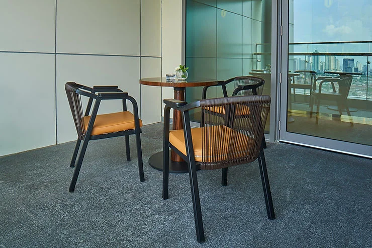 Menggunakan batu alam lain selain marmer dan granit juga bisa membantu meningkatkan nilai properti dan estetika interior area hotel.