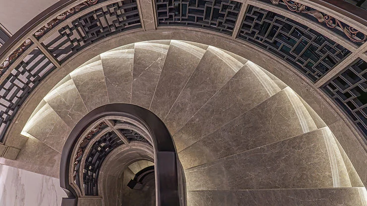 Batu alam di rumah tropis bisa digunakan untuk berbagai macam jenis, mulai dari dinding, lantai, hingga tangga.