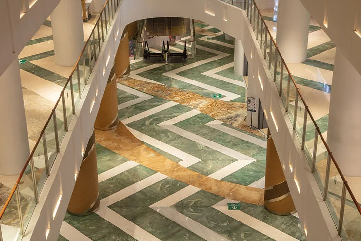 Lantai mall dari marmer yang memiliki pola dengan menggunakan banyak warna berbeda.