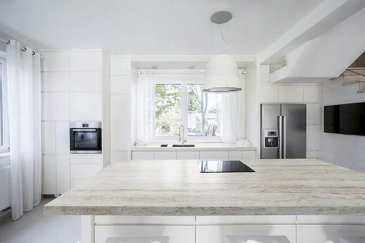 desain travertine kitchen island