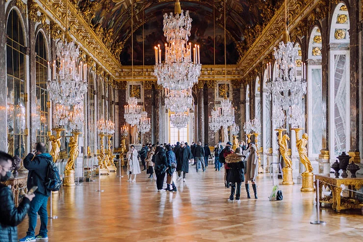 Interior bangunan Palace of Versailles, ruangan Hall of Mirrors.