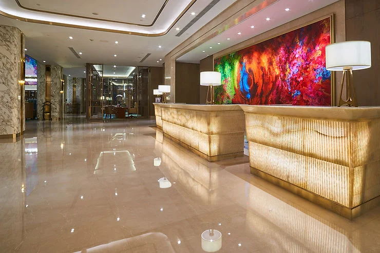 Marmer, selain granit, adalah salah satu bahan material paling diandalkan arsitek dan desainer interior untuk digunakan di bangunan mewah seperti hotel.