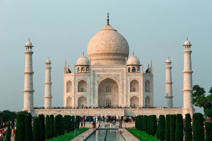 Eksterior bangunan ikonik Taj Mahal di India yang menggunakan marmer.