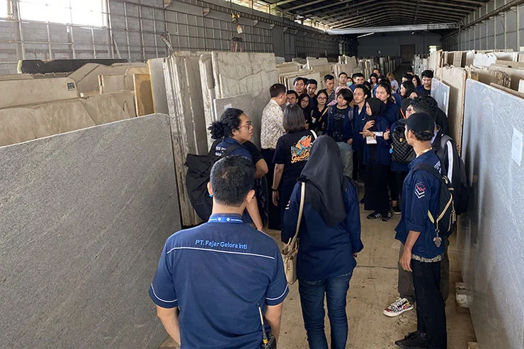 Para mahasiswa melihat langsung proses pemilihan blok marmer mentah, teknik pemotongan berteknologi tinggi, sampai proses pembentukan dan finishing yang teliti.