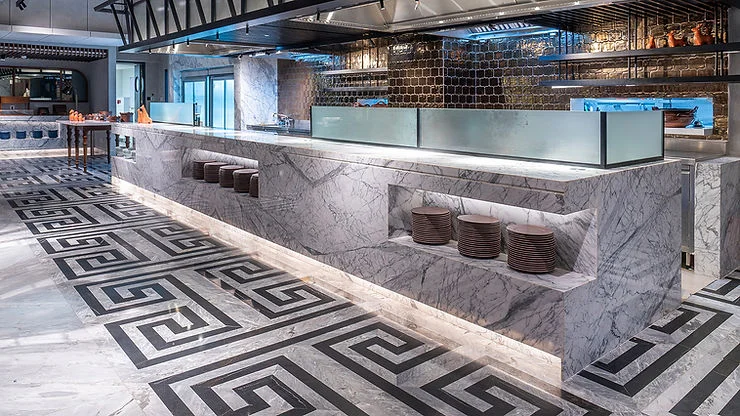 Area ramai di bangunan mewah yang menggunakan marmer dan granit, karya arsitek dan desainer interior yang siap menjamu mata para pengunjung.