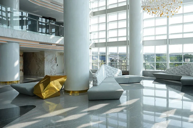 Penggunaan marmer dan granit untuk hotel membuat hotel terlihat mewah dan tetap tahan lama.