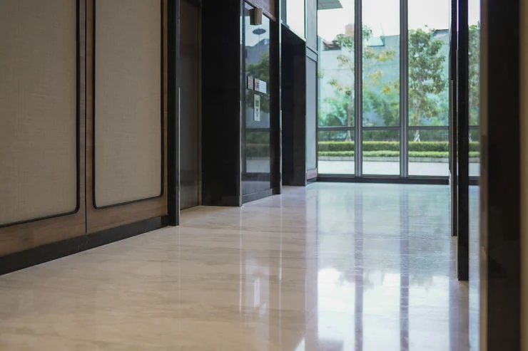 Lantai marmer bisa digunakan di lobi utama apartemen untuk menyambut pengunjung dengan kemewahan dan keindahan yang alami.