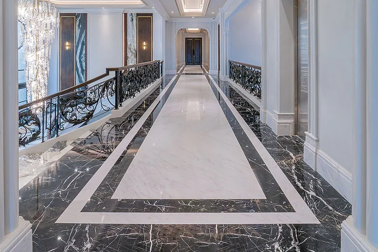 Karakteristik batu marmer yang unik dan tidak bisa ditiru menjadi simbol kemewahan bangunan.