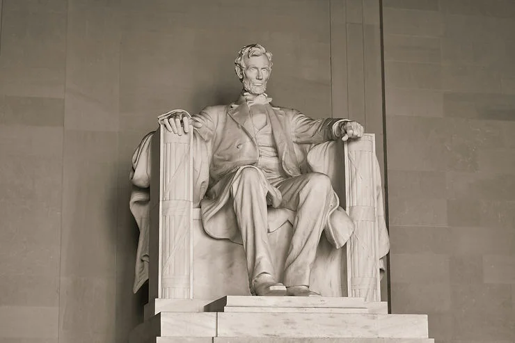 Patung dari bangunan ikonik Lincoln Memorial yang terbuat dari marmer.