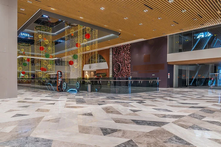 Area mall yang memakai lantai dari marmer.