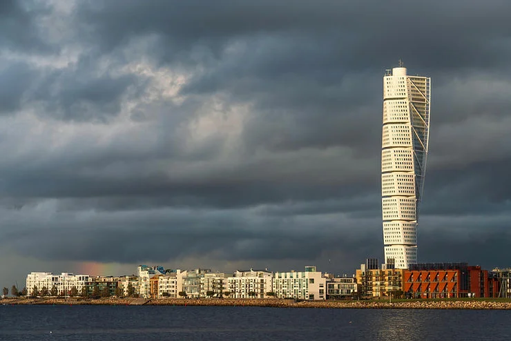 Foto gedung Turning Torso karya Santiago Calatrava, lulusan jurusan arsitek terbaik di dunia, ETH Zurich.