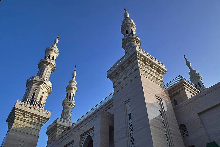 Karya arsitektural gedung peribadatan dengan batuan alam yang dipasok oleh Fagetti.