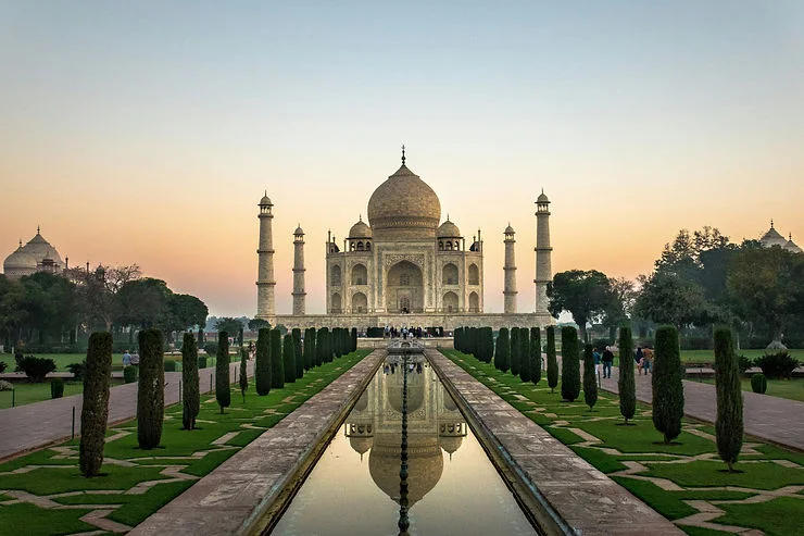 Taj Mahal termasuk bangunan bersejarah yang memakai marmer.