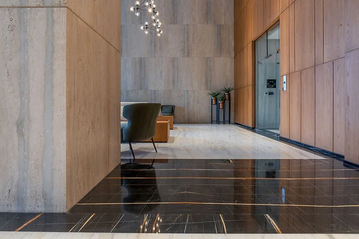 Menggunakan lantai marmer untuk proyek apartemen selain membuat bangunan terlihat lebih mahal, tapi juga mudah dibersihkan; jadi lebih akan terjaga untuk waktu yang lama.