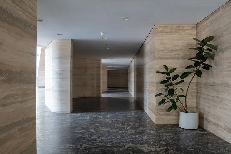 Arsitek dan desainer interior akan lebih mudah mendesain bangunan mewah menggunakan batu alam seperti marmer dan granit.