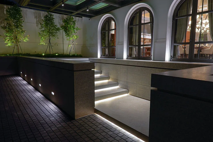 Penggunaan batu alam untuk rumah tropis, mulai dari eksterior sampai interior; mulai dari marmer, granit, travertine, dan onyx.