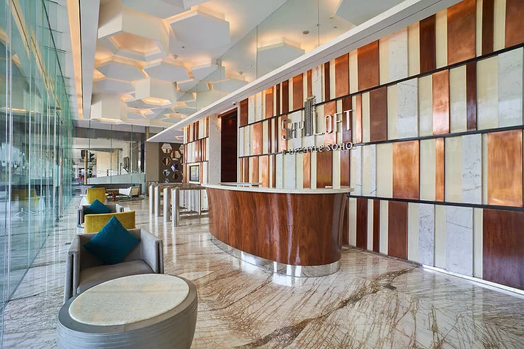 Dinding kantor menggunakan marmer atau batu alam lain bisa membuat kantor terlihat lebih prestisius.